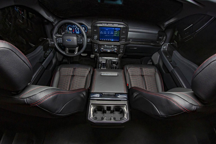 Chưa hết, phiên bản độ này có trang bị tấm chắn bùn cùng màu thân vỏ, bậc cửa tự động và lưới tản nhiệt đóng hàng chữ Shelby nổi bật. Những chi tiết đáng lưu ý khác bao gồm sọc sơn đen từ đầu tới đuôi, cửa sổ tối màu, và tấm che thùng phía sau. Chiếc xe cũng nhận được hệ thống ống xả Borla, bộ nâng BDS, và thanh kéo phía sau cùng bộ giảm sốc FOX 2.5 với công nghệ bỏ qua nội bộ.