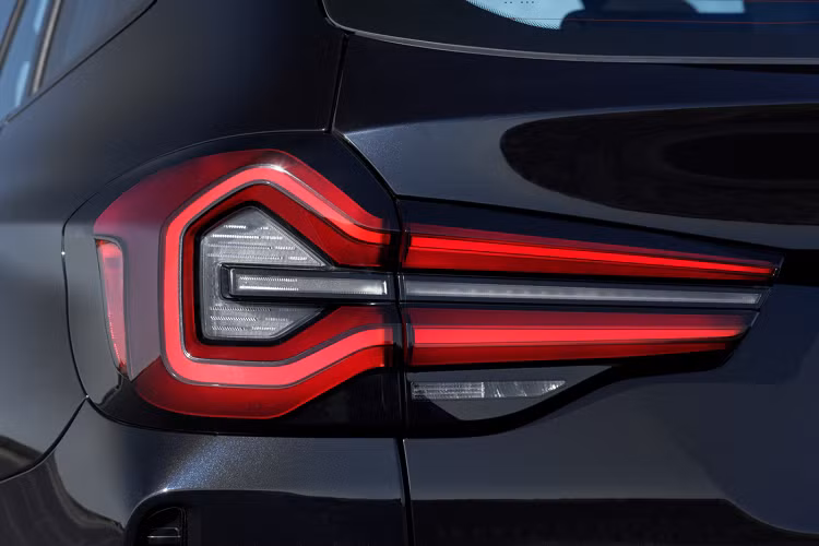 Phần cản sau của BMW iX3 2022 bản M Sport cũng được thay thế với chi tiết mới có nét tương đồng với “người anh em” X3 M với bộ khuếch tán được kéo dài ra phía sau đầy góc cạnh. Phần nhô ra của cản sau được hoàn thiện với dạng khối thay vì thiết kế mềm mại truyền thống.