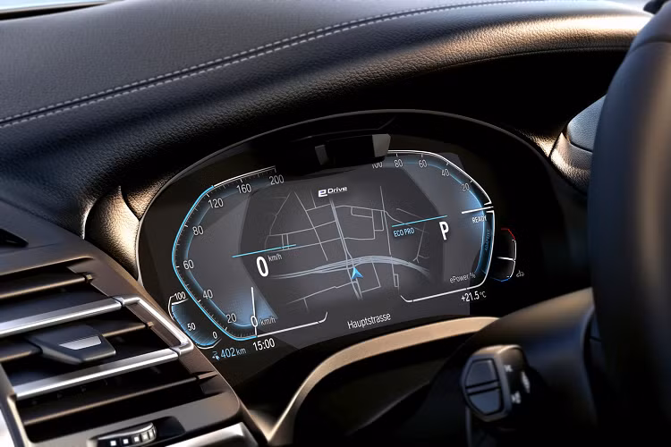 Bảng điều khiển trung tâm của xe được thiết kế lại hoàn toàn với cửa gió điều hòa mới, hệ thống điều hòa được thiết kế tích hợp gọn gàng lại và phần dưới của bảng điều khiển được đơn giản hóa so với thế hệ tiền nhiệm. Ngoài ra, khu vực điều khiển với cần số được thiết kế lại và nút Start/Stop cũng được chuyển xuống khu vực cần số.