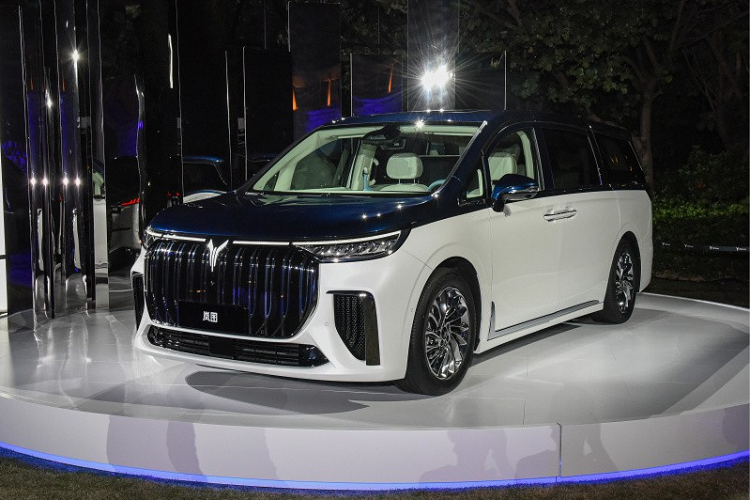 Phân khúc MPV hạng sang hiện đang nở rộ tại khu vực châu Á với những sản phẩm nổi bật như Toyota Alphard, Lexus LM hay Buick GL8 Avenir. Không chịu thua kém, thương hiệu con Voyah mới thành lập trong năm 2020 của hãng ô tô Dongfeng cũng tham gia vào phân khúc này với tân binh mang tên Voyah Dreamer 2022 mới.