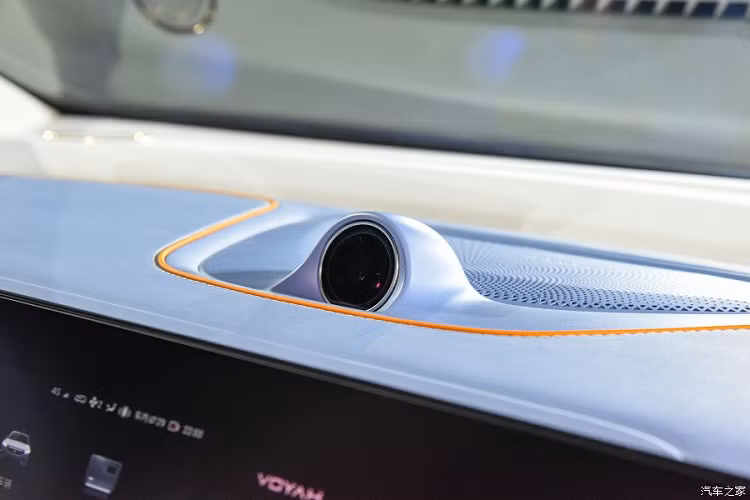 Trong khi đó, phần đuôi xe của Voyah Dreamer 2022 lại đi kèm cửa cốp phẳng, cánh gió mui màu đen, đèn hậu LED nằm ngang và cản sau thể thao. Nằm giữa đèn hậu là tem chữ nổi "Voyah" thay vì logo của hãng theo xu hướng hiện đang thịnh hành trong làng ô tô thế giới. Bên trong Voyah Dreamer 2022 là không gian nội thất lấy cảm hứng thiết kế từ những mẫu sedan hạng sang. Điều này được thể hiện qua màn hình cỡ lớn, kéo dài hết mặt táp-lô.