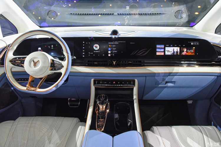 Bên ngoài, mẫu xe MPV Voyah Dreamer 2022 mang thiết kế đặc trưng của phân khúc MPV với nắp ca-pô nổi bật, cửa trượt bên sườn và cửa kính cỡ lớn. Cũng giống như Lexus LM, mẫu MPV Trung Quốc này được trang bị lưới tản nhiệt cực lớn trên đầu xe. Thậm chí, nếu so với Voyah Dreamer 2022 thì lưới tản nhiệt của BMW vẫn có thể coi là có kích thước "khiêm tốn".