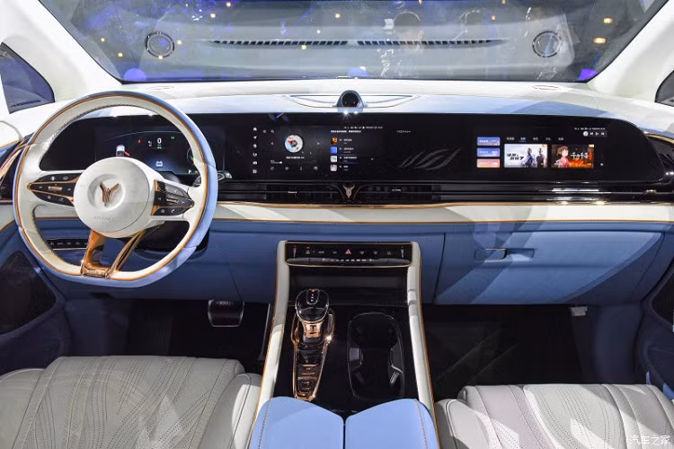 Bên ngoài, mẫu xe MPV Voyah Dreamer 2022 mang thiết kế đặc trưng của phân khúc MPV với nắp ca-pô nổi bật, cửa trượt bên sườn và cửa kính cỡ lớn. Cũng giống như Lexus LM, mẫu MPV Trung Quốc này được trang bị lưới tản nhiệt cực lớn trên đầu xe. Thậm chí, nếu so với Voyah Dreamer 2022 thì lưới tản nhiệt của BMW vẫn có thể coi là có kích thước "khiêm tốn".