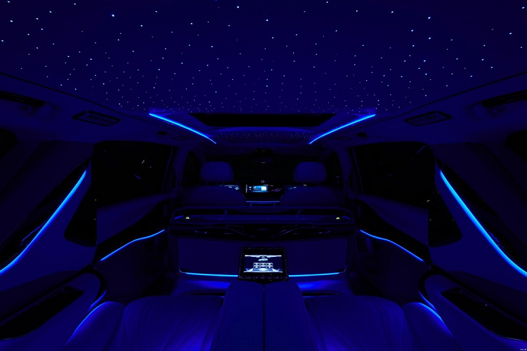 Nội thất của Voyah Dreamer 2022 được bọc da màu xanh dương và trắng, phối với những điểm nhấn màu đen bóng hoặc vàng kim. Đặc biệt, mẫu xe Trung Quốc này còn có hệ thống đèn viền nội thất và trần xe bầu trời sao theo phong cách của Rolls-Royce. Tất nhiên, xe cũng không thể thiếu cửa sổ trời toàn cảnh Panorama nhằm mang đến cảm giác thoáng đãng cho nội thất.