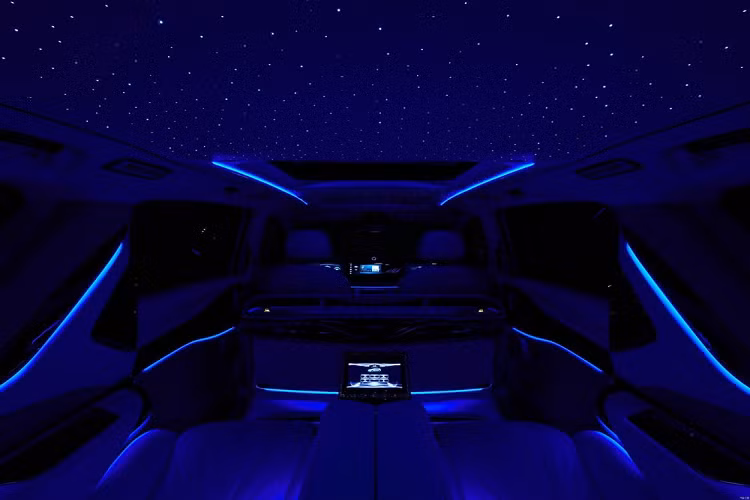 Nội thất của Voyah Dreamer 2022 được bọc da màu xanh dương và trắng, phối với những điểm nhấn màu đen bóng hoặc vàng kim. Đặc biệt, mẫu xe Trung Quốc này còn có hệ thống đèn viền nội thất và trần xe bầu trời sao theo phong cách của Rolls-Royce. Tất nhiên, xe cũng không thể thiếu cửa sổ trời toàn cảnh Panorama nhằm mang đến cảm giác thoáng đãng cho nội thất.