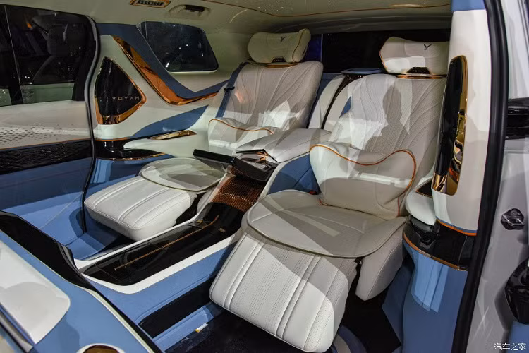 Khi mua Voyah Dreamer 2022, khách hàng Trung Quốc có thể chọn cấu hình 2+2+3 chỗ hoặc 2+2 chỗ ngồi. Ở phiên bản 4 chỗ, mẫu xe này sẽ được trang bị 2 ghế thương gia phía sau, có đủ tính năng sưởi ấm, làm mát và mát-xa. Đồng thời, ghế còn đi kèm bệ đỡ đặt chân nằm nghiêng nhằm mang đến cảm giác thoải mái cho hành khách.