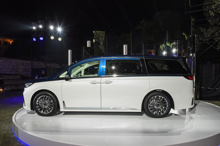 Mức giá xe Voyah Dreamer 2022 chưa được công bố, theo kế hoạc nó sẽ chính thức có mặt trên thị trường Trung Quốc vào đầu năm sau.