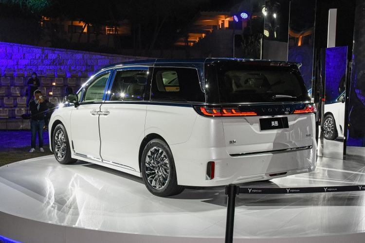 Ngoài ra, xe còn có cụm pin 88 kWh và hệ dẫn động 4 bánh toàn thời gian. Nếu được trang bị hệ truyền động như thế này, Voyah Dreamer 2022 hứa hẹn sẽ trở thành mẫu MPV yên tĩnh nhất và nhanh nhất tại thị trường Trung Quốc.