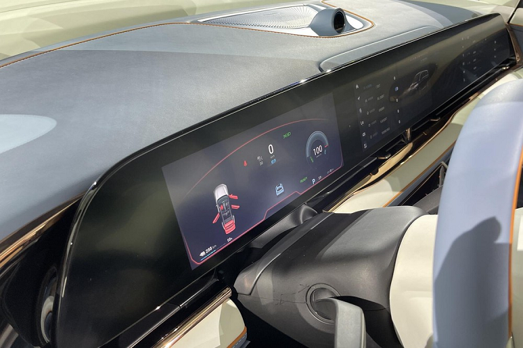 Nhằm mang đến cảm giác cao cấp, hãng Voyah đã trang bị nhiều chi tiết mạ crôm cho mẫu MPV đầu tiên của mình như viền 2 khe gió nằm dọc trên đầu xe, viền cửa sổ và nẹp hình chữ "L" trên cửa. Đằng sau xe cũng có thêm nẹp mạ crôm nằm thấp trên cửa cốp.