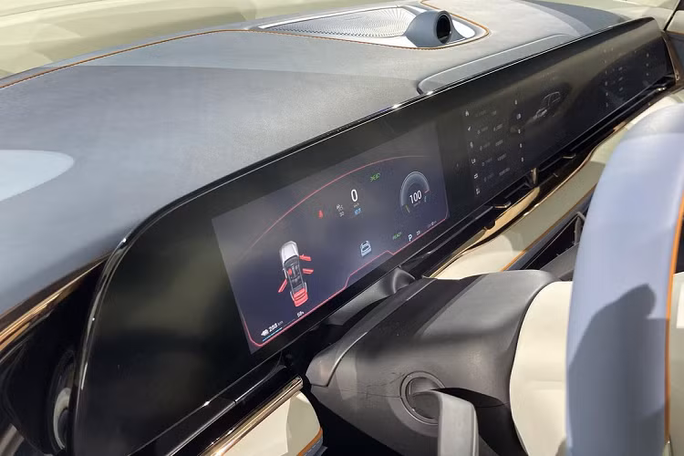 Nhằm mang đến cảm giác cao cấp, hãng Voyah đã trang bị nhiều chi tiết mạ crôm cho mẫu MPV đầu tiên của mình như viền 2 khe gió nằm dọc trên đầu xe, viền cửa sổ và nẹp hình chữ "L" trên cửa. Đằng sau xe cũng có thêm nẹp mạ crôm nằm thấp trên cửa cốp.