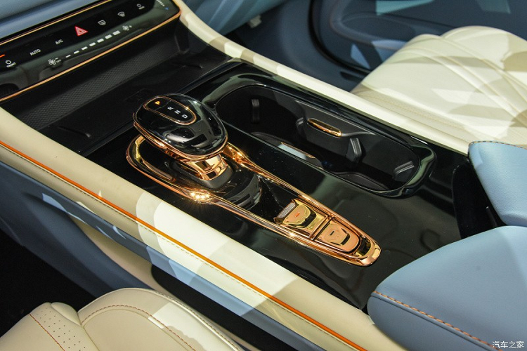 Hiện hãng Voyah chưa công bố thông số kỹ thuật cụ thể của mẫu MPV mới. Dự đoán, Voyah Dreamer 2022 sẽ dùng hệ truyền động giống với Free. Tại thị trường Trung Quốc, Voyah Free dùng 2 mô-tơ điện có công suất tối đa 684 mã lực và mô-men xoắn cực đại 1.040 Nm.