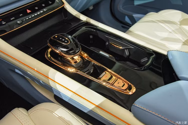 Hiện hãng Voyah chưa công bố thông số kỹ thuật cụ thể của mẫu MPV mới. Dự đoán, Voyah Dreamer 2022 sẽ dùng hệ truyền động giống với Free. Tại thị trường Trung Quốc, Voyah Free dùng 2 mô-tơ điện có công suất tối đa 684 mã lực và mô-men xoắn cực đại 1.040 Nm.