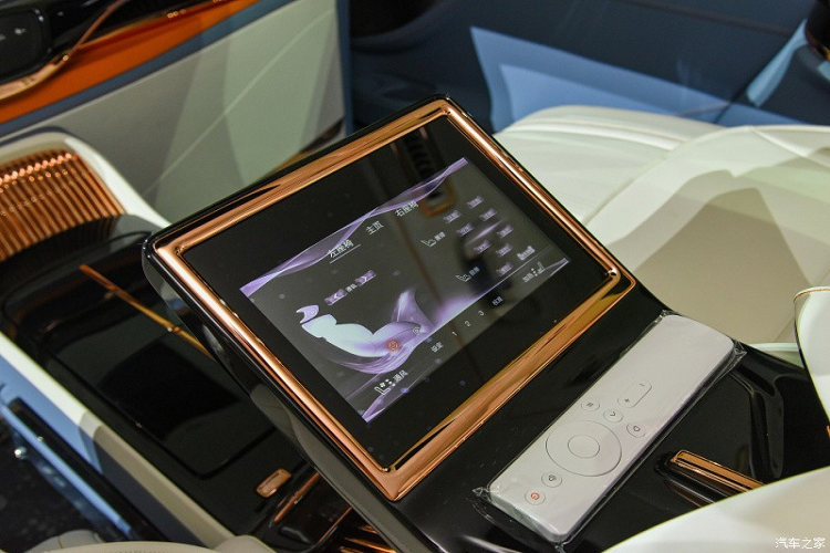 Ở bệ tì tay giữa 2 ghế sau sẽ có màn hình cảm ứng để hành khách chỉnh các tính năng trên xe. Trước mặt 2 hành khách phía sau còn có bảng điều khiển tích hợp các nút chỉnh điều hòa và âm lượng.