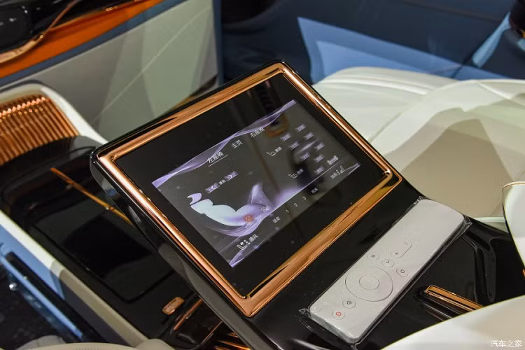 Ở bệ tì tay giữa 2 ghế sau sẽ có màn hình cảm ứng để hành khách chỉnh các tính năng trên xe. Trước mặt 2 hành khách phía sau còn có bảng điều khiển tích hợp các nút chỉnh điều hòa và âm lượng.