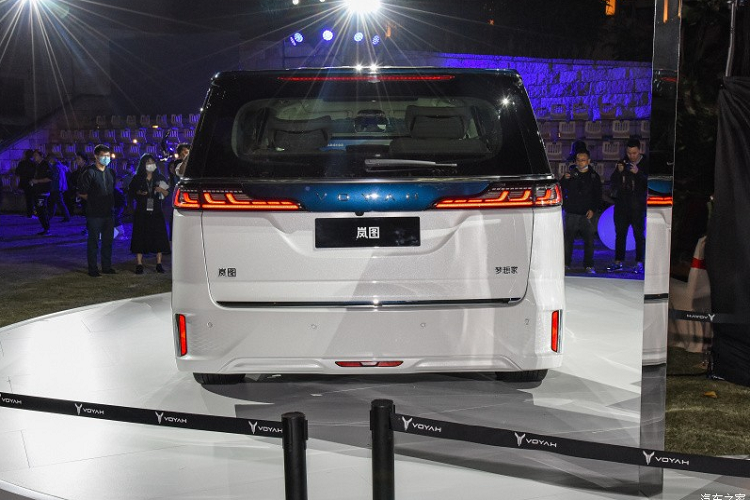 Ra mắt trong triển lãm Ô tô Quảng Châu 2021 hiện đang diễn ra tại Trung Quốc, Dreamer là mẫu xe thứ hai của thương hiệu Voyah, sau SUV cỡ lớn Free. Được phát triển dựa trên cơ sở gầm bệ Electric Smart Secure Architecture (ESSA), mẫu MPV mới này sở hữu chiều dài 5.315 mm, chiều rộng 1.980 mm, chiều cao 1.810 mm và chiều dài cơ sở 3.200 mm. Như vậy, so với 2 đối thủ Lexus LM và Buick GL8 Avenir, Voyah Dreamer 2022 có kích thước lớn hơn một chút.