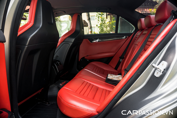 Mặc dù có khối lượng lên đến hơn 1,6 tấn, mẫu sedan hàng độc này chỉ mất 4,5 giây để tăng tốc từ 0-100 km/h nhờ hộp số tự động 7 cấp AMG Speedshift MCT và có tốc độ tối đa được giới hạn điện tử ở mức 250 km/h (280 km/h nếu được loại bỏ giới hạn này).