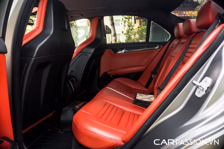 Mặc dù có khối lượng lên đến hơn 1,6 tấn, mẫu sedan hàng độc này chỉ mất 4,5 giây để tăng tốc từ 0-100 km/h nhờ hộp số tự động 7 cấp AMG Speedshift MCT và có tốc độ tối đa được giới hạn điện tử ở mức 250 km/h (280 km/h nếu được loại bỏ giới hạn này).