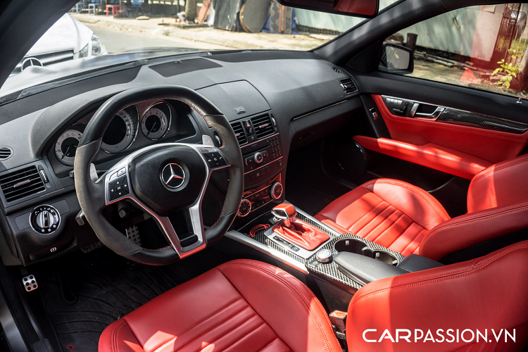 Gương chiếu hậu được ốp sợi carbon và dán chỉ đỏ thể thao làm điểm nhấn. Thay vì sử dụng chi tiết nguyên bản, chủ xe đã nâng cấp lên bộ mâm của thương hiệu ADV.1 đến từ Mỹ. Bộ mâm với mã ADV7 này có đường kính 19 inch, dạng 5 chấu kép và được sơn màu đen bóng. Ẩn phía sau là hệ thống phanh đĩa hiệu năng cao gồm đĩa phanh cỡ lớn và cùm phanh được thay thế với chi tiết của Brembo có màu đỏ rực