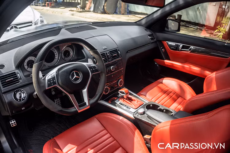 Gương chiếu hậu được ốp sợi carbon và dán chỉ đỏ thể thao làm điểm nhấn. Thay vì sử dụng chi tiết nguyên bản, chủ xe đã nâng cấp lên bộ mâm của thương hiệu ADV.1 đến từ Mỹ. Bộ mâm với mã ADV7 này có đường kính 19 inch, dạng 5 chấu kép và được sơn màu đen bóng. Ẩn phía sau là hệ thống phanh đĩa hiệu năng cao gồm đĩa phanh cỡ lớn và cùm phanh được thay thế với chi tiết của Brembo có màu đỏ rực