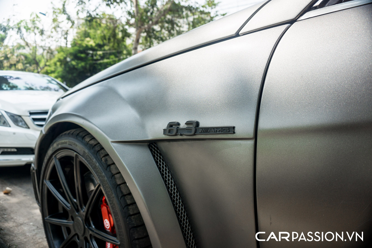 Nét gân guốc được thể hiện rõ rệt với những đường cắt xẻ ở phần đầu xe. Nắp ca-pô được dập gân nổi và các khe thoát khí ở phía sau đèn sương mù được ốp sợi carbon trang trí. Chưa hết, vè trước và sau được chủ nhân thay thế bằng chi tiết của thương hiệu Brabus với sự xuất hiện của các khe thoát khí, điều này giúp cho vẻ ngoài của xe trở nên dữ dằn hơn. Ở khu vực cuối cột A là logo "6.3 AMG" ám chỉ cho dung tích của cỗ máy V8 đặt bên dưới nắp ca-pô.