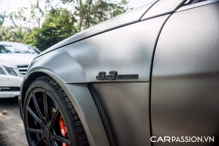 Nét gân guốc được thể hiện rõ rệt với những đường cắt xẻ ở phần đầu xe. Nắp ca-pô được dập gân nổi và các khe thoát khí ở phía sau đèn sương mù được ốp sợi carbon trang trí. Chưa hết, vè trước và sau được chủ nhân thay thế bằng chi tiết của thương hiệu Brabus với sự xuất hiện của các khe thoát khí, điều này giúp cho vẻ ngoài của xe trở nên dữ dằn hơn. Ở khu vực cuối cột A là logo "6.3 AMG" ám chỉ cho dung tích của cỗ máy V8 đặt bên dưới nắp ca-pô.