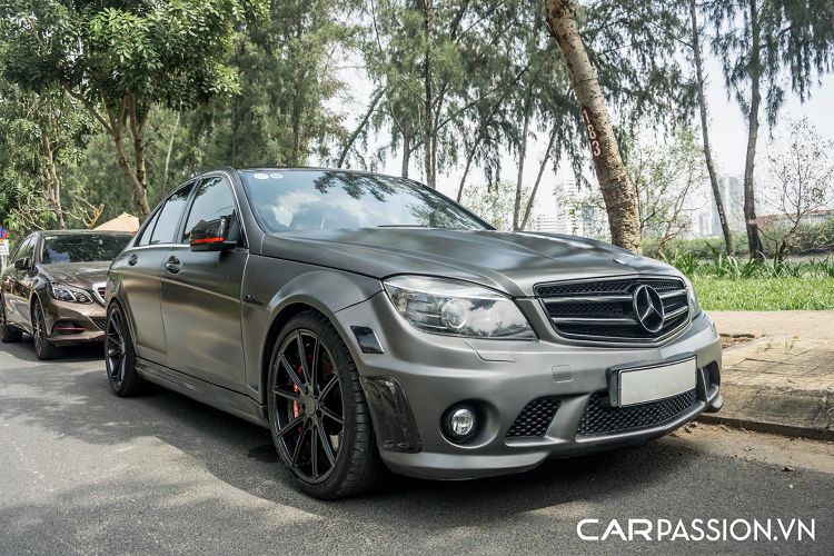So với các phiên bản C-Class thông thường, toàn bộ thiết kế trên Mercedes-Benz C63 AMG có nhiều sự thay đổi. Cản trước có tạo hình thể thao với ba khe hút gió được mở rộng tối đa và cụm đèn sương mù tròn nằm tách biệt ở hai bên. Trong khi đó, lưới tản nhiệt được sơn đen và rút gọn xuống còn 2 thanh ngang thay vì 3 thanh như trên bản tiêu chuẩn, đồng thời bổ sung thêm logo ngôi sao ba cánh cỡ lớn ở vị trí trung tâm. Hệ thống chiếu sáng trên xe sử dụng đèn pha Bi-Xenon, tích hợp thêm đèn Neon định vị ban ngày