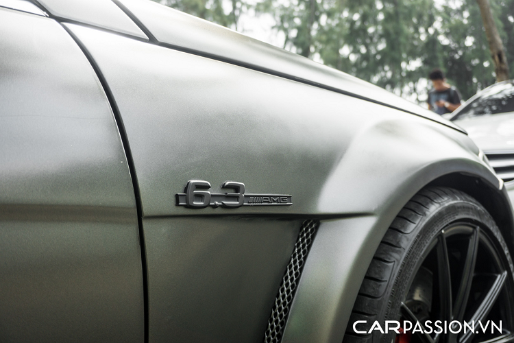 "Trái tim" của Mercedes-Benz C63 AMG W204 hàng hiếm này là khối động cơ V8, có dung tích 6.3 lít được lắp ráp thủ công với triết lý "One Man, One Engine" (mỗi người một động cơ). Cỗ máy này có khả năng sản sinh công suất tối đa 451 mã lực tại vòng tua máy 6.800 vòng/phút và mô-men xoắn cực đại đạt mức 600 Nm tại vòng tua máy 5.000 vòng/phút, hoặc có thể chạm ngưỡng 480 mã lực nếu được trang bị gói tuỳ chọn Performance Package Plus của AMG