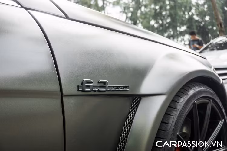 "Trái tim" của Mercedes-Benz C63 AMG W204 hàng hiếm này là khối động cơ V8, có dung tích 6.3 lít được lắp ráp thủ công với triết lý "One Man, One Engine" (mỗi người một động cơ). Cỗ máy này có khả năng sản sinh công suất tối đa 451 mã lực tại vòng tua máy 6.800 vòng/phút và mô-men xoắn cực đại đạt mức 600 Nm tại vòng tua máy 5.000 vòng/phút, hoặc có thể chạm ngưỡng 480 mã lực nếu được trang bị gói tuỳ chọn Performance Package Plus của AMG