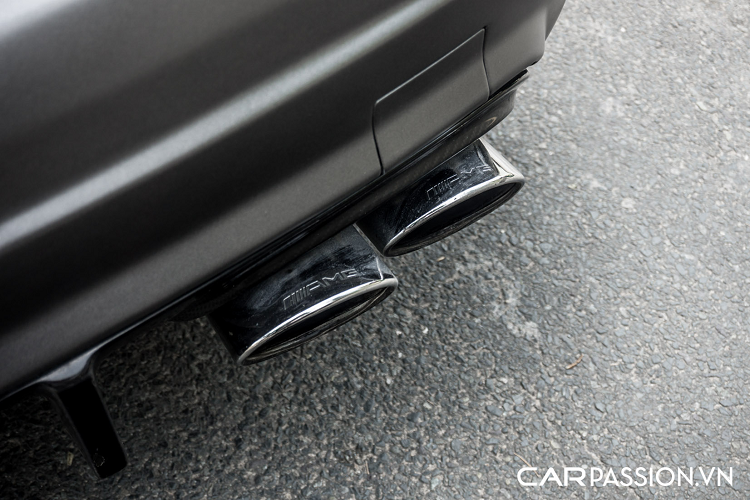 Táp-pi cửa và khu vực điều khiển giữa 2 ghế được ốp sợi carbon trang trí. Cần số được thay mới với chi tiết có logo đặc trưng của AMG. Mặc dù là một phiên bản hiệu năng cao, Mercedes-Benz C63 AMG vẫn được trang bị những tính năng giải trí và tiện nghi hàng đầu như: điều hoà tự động, cửa sổ trời, màn hình giải trí cỡ lớn, hệ thống âm thanh cao cấp Harman Kardon, hệ thống viễn thông thế hệ mới có thể truy cập Internet,...