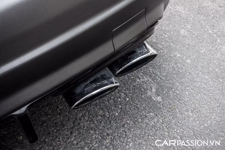 Táp-pi cửa và khu vực điều khiển giữa 2 ghế được ốp sợi carbon trang trí. Cần số được thay mới với chi tiết có logo đặc trưng của AMG. Mặc dù là một phiên bản hiệu năng cao, Mercedes-Benz C63 AMG vẫn được trang bị những tính năng giải trí và tiện nghi hàng đầu như: điều hoà tự động, cửa sổ trời, màn hình giải trí cỡ lớn, hệ thống âm thanh cao cấp Harman Kardon, hệ thống viễn thông thế hệ mới có thể truy cập Internet,...