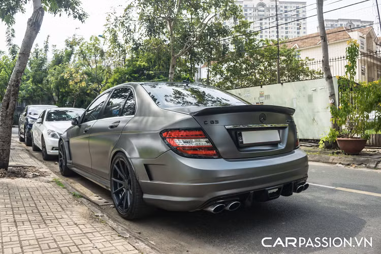 Trên thực tế, có 2 chiếc C63 đều là cấu hình sedan 4 cửa, chiếc còn lại là Mercedes-Benz C63 S bản Edition 1 được nhập khẩu chính hãng. Phiên bản hiệu năng cao này được xây dựng trên chính khung sườn của một chiếc C-Class tiêu chuẩn, áp dụng những công nghệ chế tạo tối tân và hệ thống treo cải tiến để mang lại sự thoải mái của một chiếc sedan nhưng vẫn cho cảm giác lái thể thao, tốc độ.