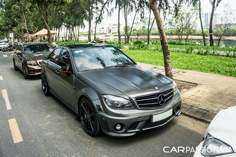 Về mặt tổng thể, diện mạo của C63 AMG đời W204 sở hữu những đường nét thiết kế khá cứng cáp và góc cạnh. Những đường gân nổi bao quanh thân xe kết hợp cùng lớp sơn màu xám mờ nòng súng góp phần mang lại cái nhìn đầy nam tính. Đây không phải là màu sơn nguyên bản của mẫu xe này, trong quá khứ chủ nhân đã sơn đổi màu từ trắng muốt sang lớp sơn hiện tại.