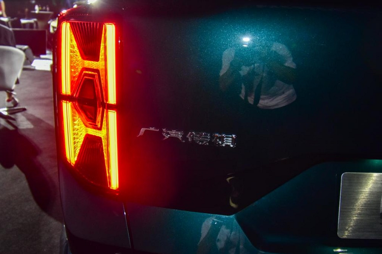 Ở bản cao cấp, xe được trang bị bộ vành có đường kính lên đến 21 inch với thiết kế phức tạp. Bộ vành này nằm trong lốp Michelin PS4 SUV với kích thước 265/45 R21. Trong khi đó, các bản khác dùng la-zăng có đường kính 19 inch và 20 inch. Đằng sau, GAC Trumpchi GS8 2022 đi kèm cụm đèn hậu cỡ lớn nằm dọc và đi kèm tạo hình 2 chữ "H" lạ mắt. Tiếp đến là thiết kế cửa cốp gọn gàng, chắn bùn mượt mà và 2 ống xả cỡ lớn.