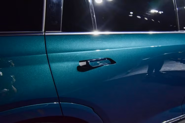 Không chỉ đồ sộ, mẫu xe này còn có thiết kế ấn tượng. Một số người đánh giá thiết kế ngoại thất của GAC Trumpchi GS8 2022 giống với SUV hạng sang Cadillac, đặc biệt là XT4. Gần như lột xác so với thế hệ cũ, xe được trang bị lưới tản nhiệt cỡ lớn, đi kèm mắt lưới mạ crôm như những dấu gạch chéo, tạo thành hình chữ "V". Lưới tản nhiệt nối liền với cụm đèn pha Matrix LED với thiết kế kéo dài xuống cản trước, lấy cảm hứng từ động cơ đẩy của tên lửa. Bên cạnh đó là dải đèn LED định vị ban ngày mới và cản trước thể thao hơn.