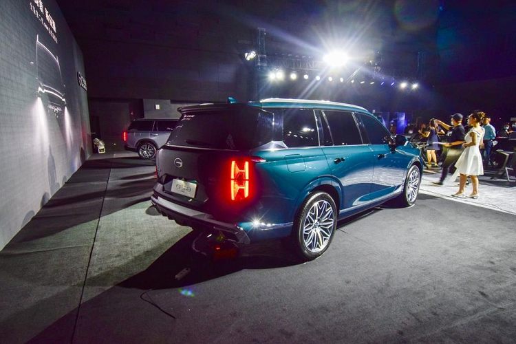 Ở phiên bản hybrid, GAC Trumpchi GS8 2022 có thiết kế riêng, được thể hiện rõ qua lưới tản nhiệt cỡ lớn hơn, kéo dài đến hết cản trước. Lưới tản nhiệt của Trumpchi GS8 Hybrid 2022 đi kèm mắt lưới được hãng GAC miêu tả là vảy rồng. Ngay cả thiết kế hốc đèn sương mù trước của phiên bản hybrid cũng khác so với bản thường.