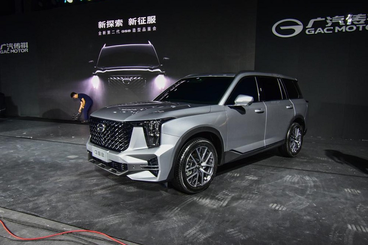 Đằng sau, phiên bản GAC Trumpchi GS8 hybrid mới sẽ được bổ sung nẹp mạ crôm nối với 2 ống xả vốn không có ở bản thường. Hiện hãng GAC chưa công bố hình ảnh và thông tin về nội thất của Trumpchi GS8 2022. Chỉ biết rằng, xe sẽ được trang bị nội thất 6 chỗ hoặc 7 chỗ.