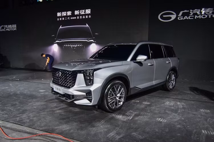 Đằng sau, phiên bản GAC Trumpchi GS8 hybrid mới sẽ được bổ sung nẹp mạ crôm nối với 2 ống xả vốn không có ở bản thường. Hiện hãng GAC chưa công bố hình ảnh và thông tin về nội thất của Trumpchi GS8 2022. Chỉ biết rằng, xe sẽ được trang bị nội thất 6 chỗ hoặc 7 chỗ.