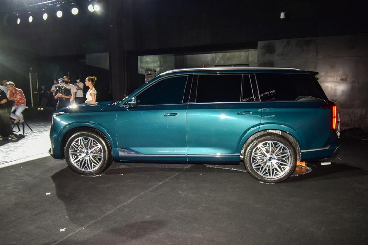 Đặc biệt, mẫu SUV cỡ lớn này còn có hệ thống camera 540 độ, hiển thị cả hình ảnh bên dưới gầm xe, và túi khí bên sườn dành cho cả hàng ghế thứ ba. Hiện giá xe GAC Trumpchi GS8 2022 vẫn chưa được công bố.