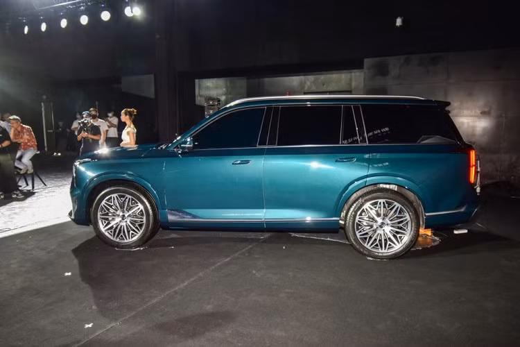 Đặc biệt, mẫu SUV cỡ lớn này còn có hệ thống camera 540 độ, hiển thị cả hình ảnh bên dưới gầm xe, và túi khí bên sườn dành cho cả hàng ghế thứ ba. Hiện giá xe GAC Trumpchi GS8 2022 vẫn chưa được công bố.