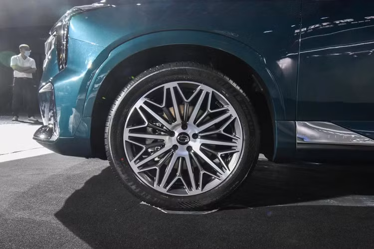 Bên sườn, GAC Trumpchi GS8 2022 được áp dụng phong cách thiết kế phẳng và thẳng thớm với đường vai xe nổi bật, kéo dài từ đèn pha đến đèn hậu. Thêm vào đó là cửa sổ cỡ lớn và các cột màu đen, mang đến hiệu ứng nóc lơ lửng cho mẫu SUV Trung Quốc này. Ngoài ra, xe còn có tay nắm cửa có thể bật ra khỏi thân xe.