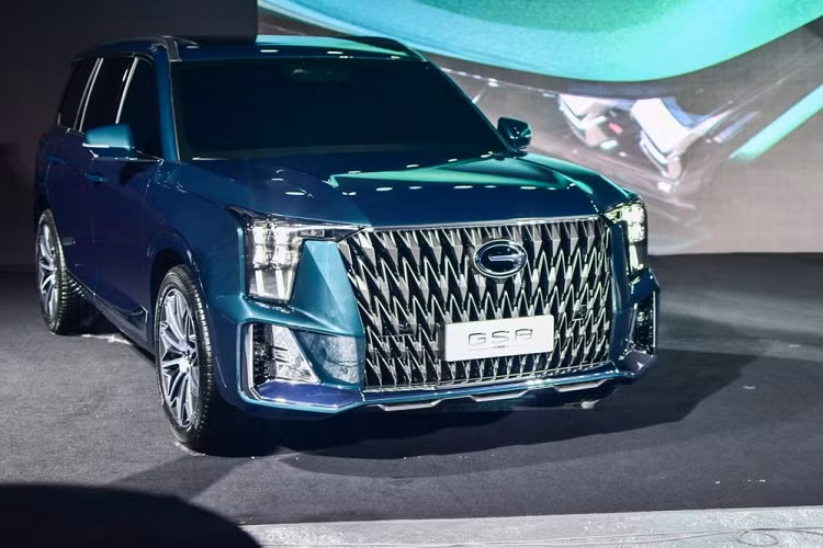 Trong khi đó, GAC Trumpchi GS8 Hybrid 2022 được trang bị hệ truyền động THS thế hệ thứ 4 do hãng Toyota sản xuất. Hiện thông số vận hành của hệ truyền động hybrid này vẫn chưa được công bố. Cuối cùng là những trang bị an toàn như hệ thống hỗ trợ đỗ xe từ xa và hệ thống tự động lái cấp độ 2.