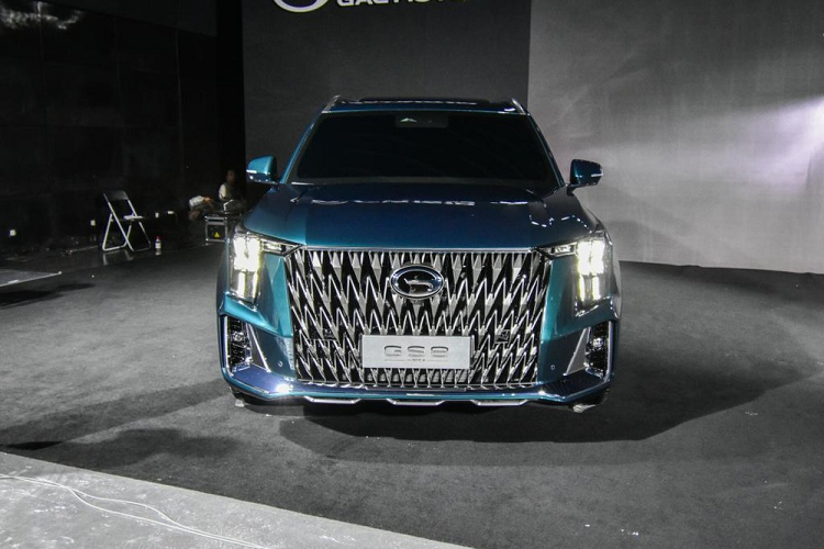 Nằm bên dưới nắp ca-pô của GAC Trumpchi GS8 2022 là khối động cơ xăng 4 xi-lanh, tăng áp, dung tích 2.0L, sản sinh công suất tối đa 251 mã lực và mô-men xoắn cực đại 400 Nm. Động cơ kết hợp với hộp số tự động 8 cấp.