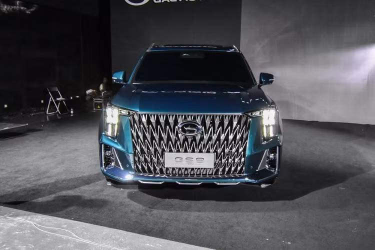 Nằm bên dưới nắp ca-pô của GAC Trumpchi GS8 2022 là khối động cơ xăng 4 xi-lanh, tăng áp, dung tích 2.0L, sản sinh công suất tối đa 251 mã lực và mô-men xoắn cực đại 400 Nm. Động cơ kết hợp với hộp số tự động 8 cấp.