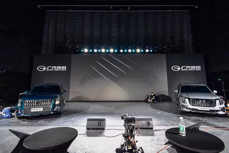 Ngày 24/7/2021 vừa qua, hãng xe GAC của Trung Quốc đã tổ chức sự kiện ra mắt mẫu SUV cỡ lớn Trumpchi GS8 2022 mới thế hệ thứ hai. Trong sự kiện này, hãng GAC đã trưng bày 2 chiếc Trumpchi GS8 với thiết kế khác nhau.