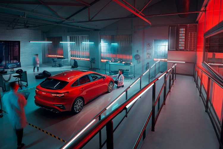 Phía sau, đèn hậu dạng LED có họa tiết thanh ngang, nối liền với nhau. Xe còn được trang bị bộ khuếch tán sau, đèn báo rẽ và báo lùi được đặt lại, tích hợp vào cản sau.