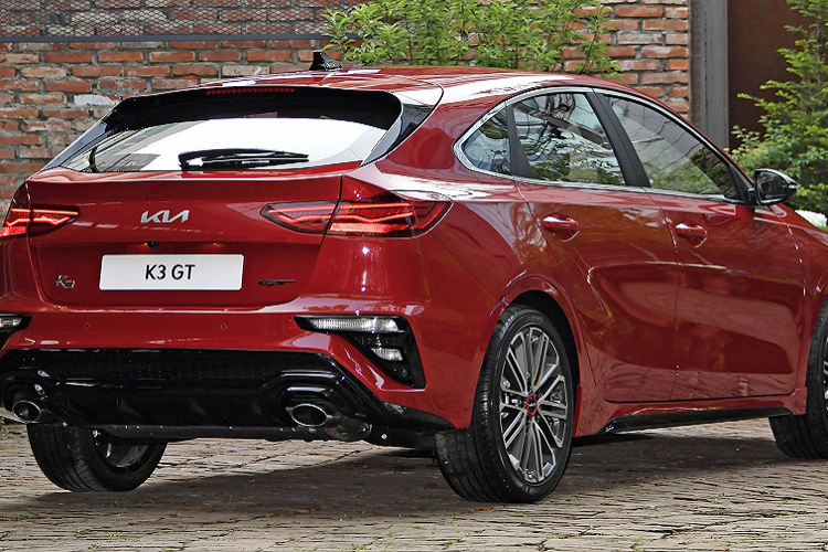 Mẫu xe Kia Cerato 2021 là phiên bản facelift của thế hệ thứ 4, được ra mắt hồi tháng trước. Ở bản mới, chiếc xe hạng C có những thay đổi ở ngoại hình, công nghệ được nâng cấp nhưng động cơ không thay đổi.