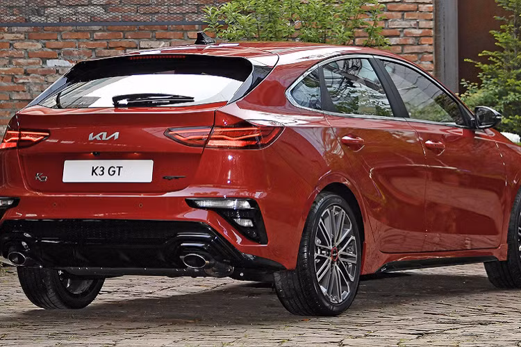 Mẫu xe Kia Cerato 2021 là phiên bản facelift của thế hệ thứ 4, được ra mắt hồi tháng trước. Ở bản mới, chiếc xe hạng C có những thay đổi ở ngoại hình, công nghệ được nâng cấp nhưng động cơ không thay đổi.