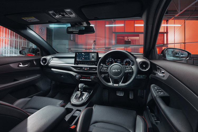 Kia Cerato Sport 2021 mới có mâm hợp kim 17 inch, gương trang điểm có đèn, màn hình trung tâm 10,25 inch. Bản Sport+ cao nhất được bổ sung hệ thống phanh đĩa sau, khóa thông minh, nội thất bọc da, hàng ghế trước có sưởi, điều hòa tự động 2 vùng, gương chiếu hậu chống chói, phanh tự động thông minh, hỗ trợ tránh va chạm điểm mù, kiểm soát hành trình thích ứng…