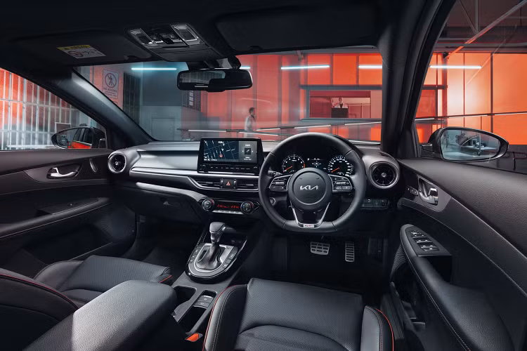 Kia Cerato Sport 2021 mới có mâm hợp kim 17 inch, gương trang điểm có đèn, màn hình trung tâm 10,25 inch. Bản Sport+ cao nhất được bổ sung hệ thống phanh đĩa sau, khóa thông minh, nội thất bọc da, hàng ghế trước có sưởi, điều hòa tự động 2 vùng, gương chiếu hậu chống chói, phanh tự động thông minh, hỗ trợ tránh va chạm điểm mù, kiểm soát hành trình thích ứng…