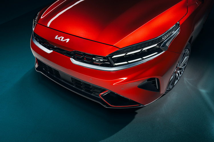 Kiểu dáng của Kia Cerato 2021 trông hiện đại hơn đời trước với phần đầu được tái thiết kế, lưới tản nhiệt mở rộng. Đèn daylight với 6 đường LED viền bên ngoài thay cho kiểu 4 cụm LED trước đây. Cản trước cũng được làm mới, khe gió trung tâm được mở rộng. Đèn báo rẽ được tích hợp vào đèn định vị.